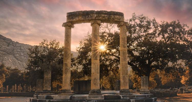 Oude ruïnes met de zon die door de zuilen schijnt.