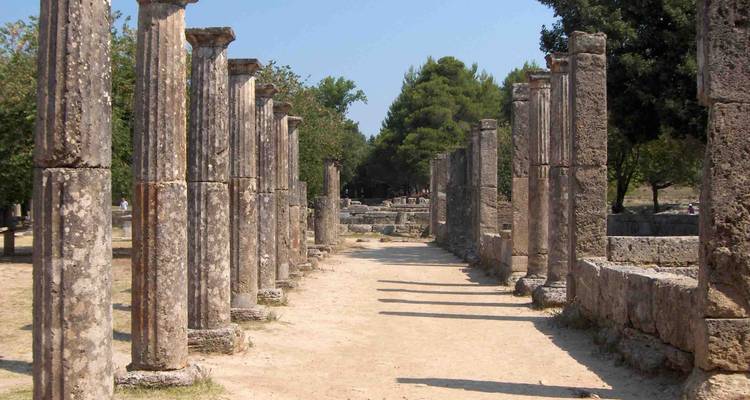 Antieke zuilen langs een pad op een historische locatie.