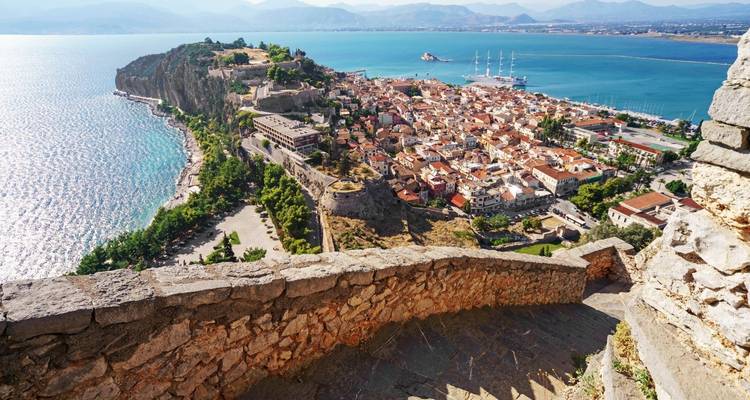 Schilderachtige kustplaats met vestingwerken die uitkijken over de zee.