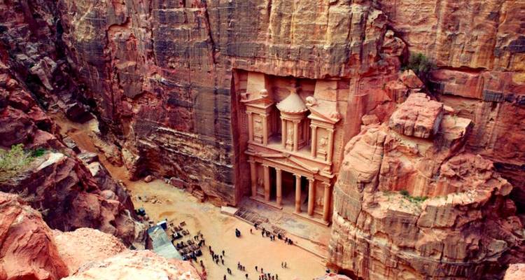 Berühmte in Fels gehauene Fassade in Petra, umgeben von Klippen.