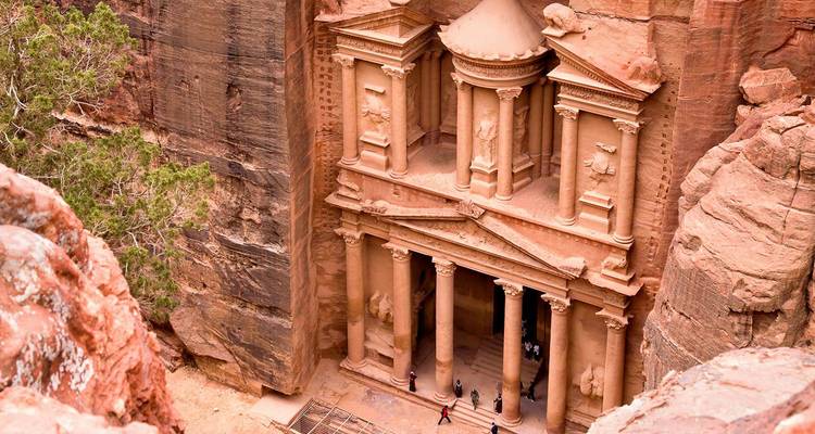 Petras ikonische Schatzkammer-Fassade aus erhöhter Perspektive aufgenommen.