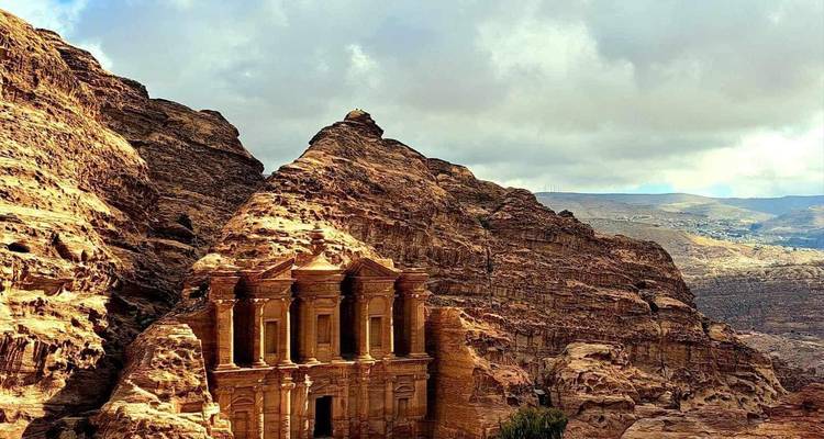 Petra's Klosterfassade eingebettet zwischen felsigen Hügeln.