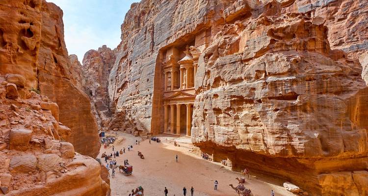 Die Schatzkammer in Petra mit Touristen und Kamelen.