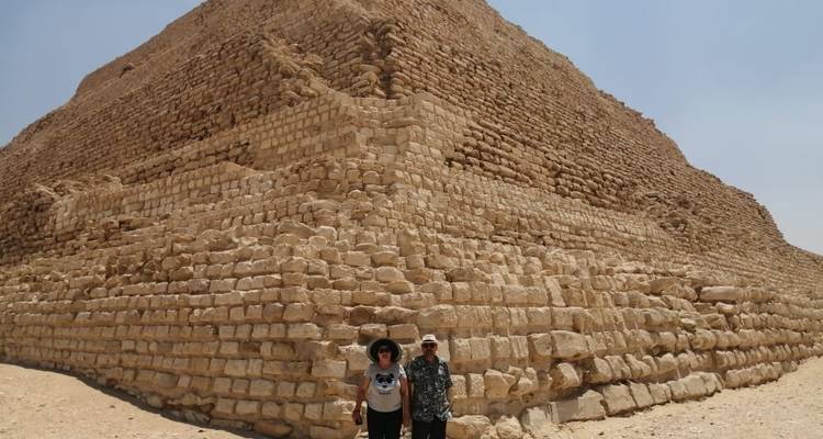 Twee mensen die voor een trappenpiramide staan.