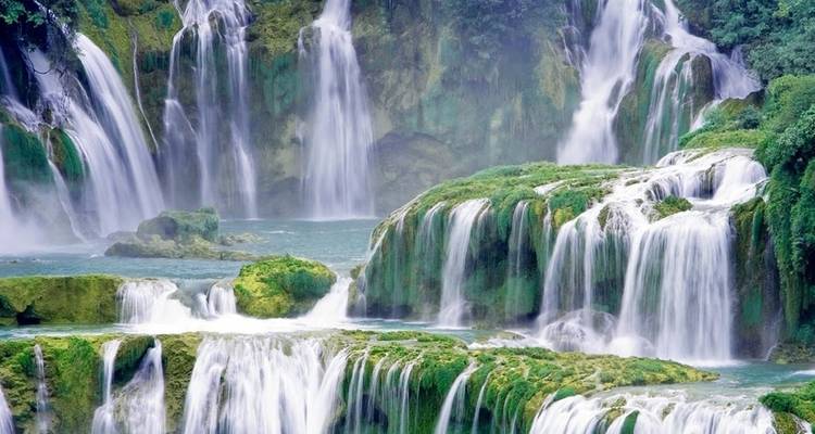 Gros plan de cascades en cascade avec de la végétation.