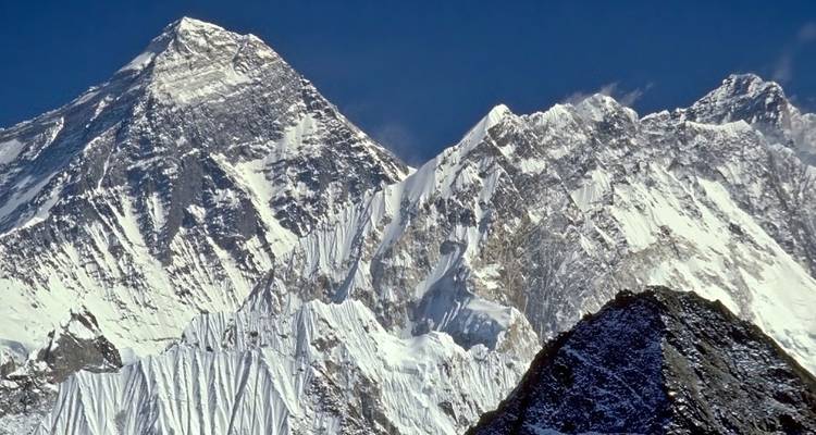 Sneeuwbedekte toppen met blauwe lucht.