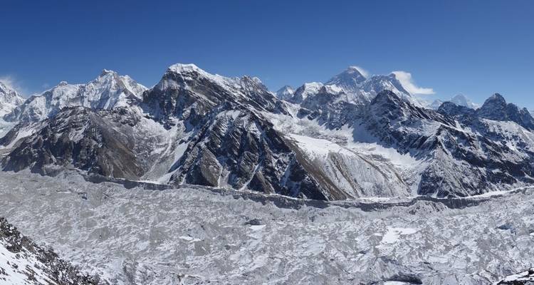 Vue aérienne d'une chaîne de montagnes enneigée.