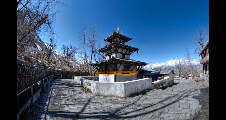 Tempel unter einem klaren blauen Himmel mit schneebedeckten Bergen