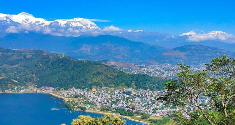 Malerische Aussicht auf Pokhara mit Bergen und einem See.