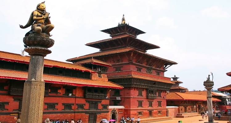 Belebter Platz mit traditioneller nepalesischer Architektur.