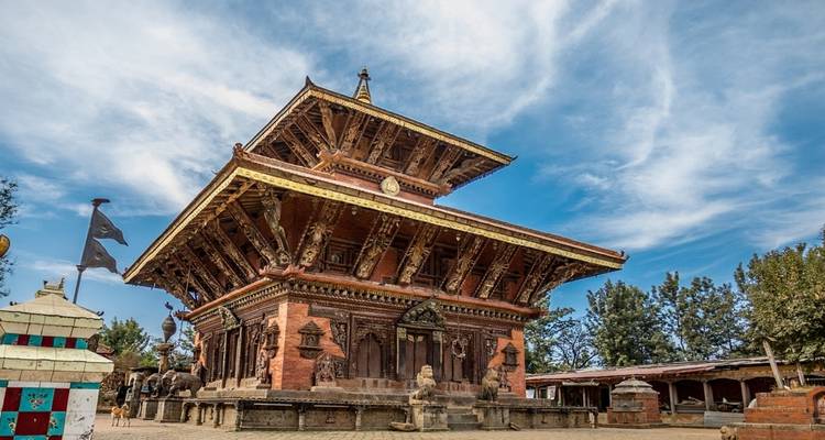 Komplizierter Holztempel mit Pagoden-Design.