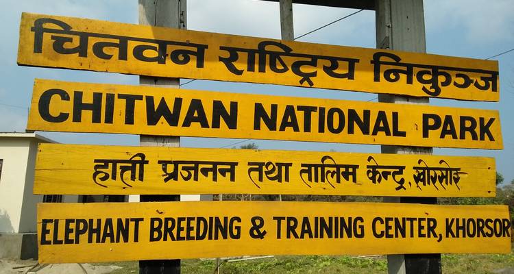 Letrero del Parque Nacional Chitwan.