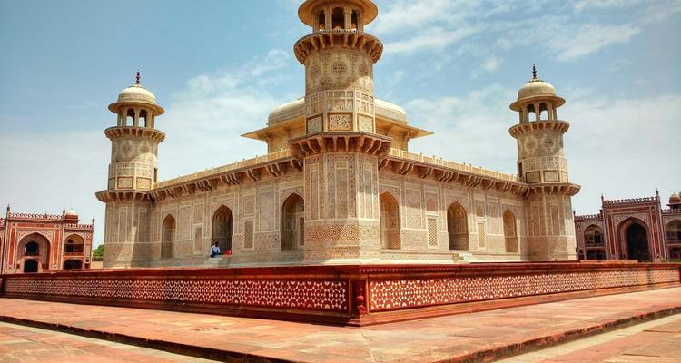 Ingewikkeld gesneden witte marmeren graf.