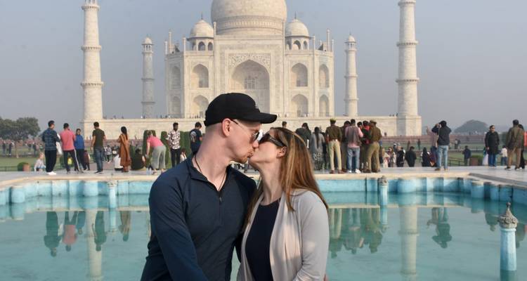 Un couple qui s'embrasse devant le Taj Mahal.
