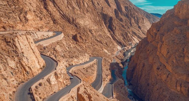 Kurvenreiche Straße durch eine felsige Schlucht.
