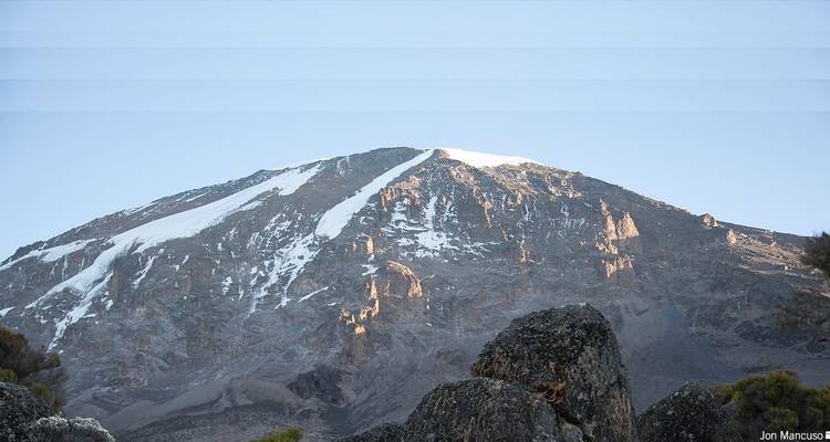 Fernblick auf den Kilimandscharo bei klarem Himmel.