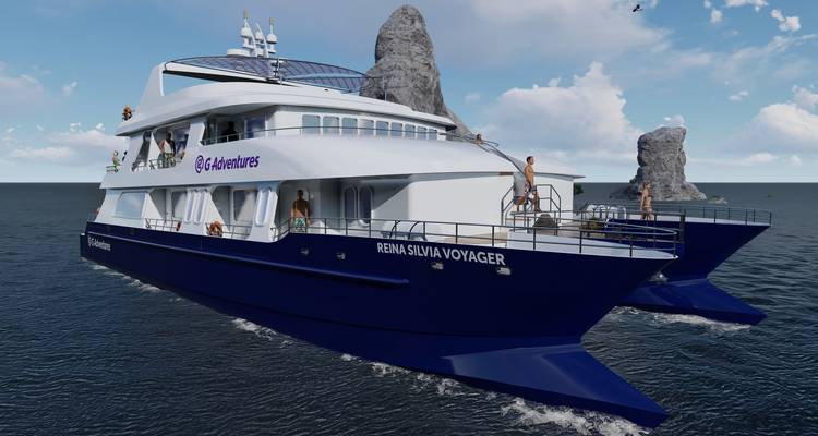 Weißes Katamaran-Boot mit sichtbaren Deckbereichen.