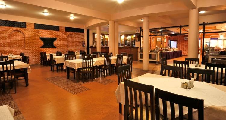 Zone de restauration vide avec murs en briques.