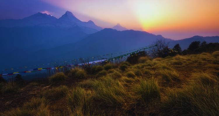Zonsopgangzicht van de Himalaya-bergen met gebedsvlaggen.