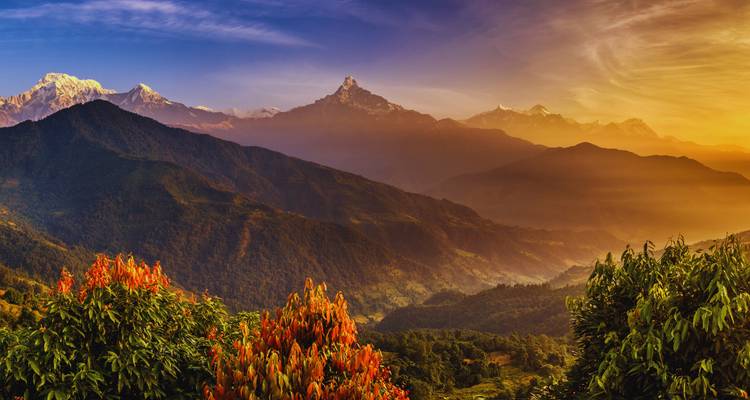 Uitgestrekt uitzicht op het Annapurna-gebergte tijdens zonsondergang.