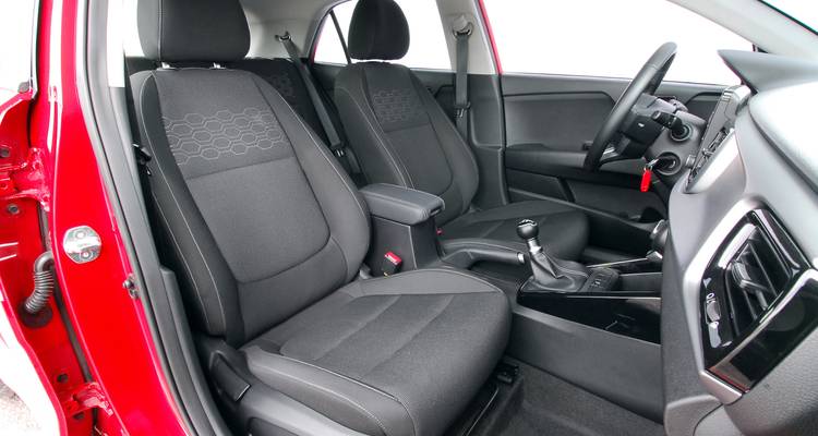 Het interieur van een auto met voorstoelen en een dashboard.