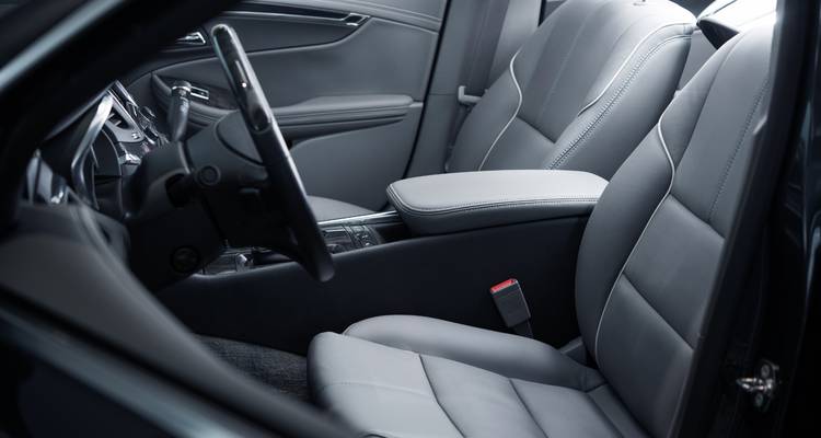 Interieurzicht van een auto met lederen stoelen.