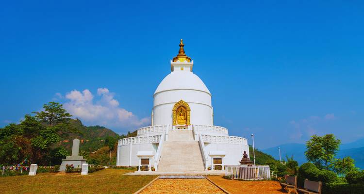 Die Weltfriedens-Pagoda in Pokhara mit blauem Himmel im Hintergrund.