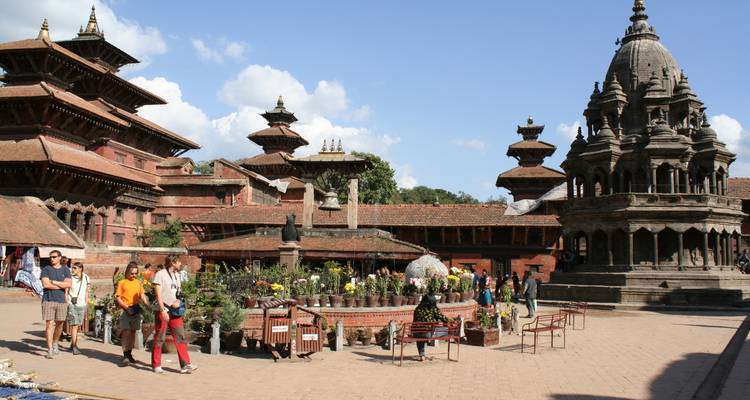 Place avec des gens, architecture traditionnelle et temples.