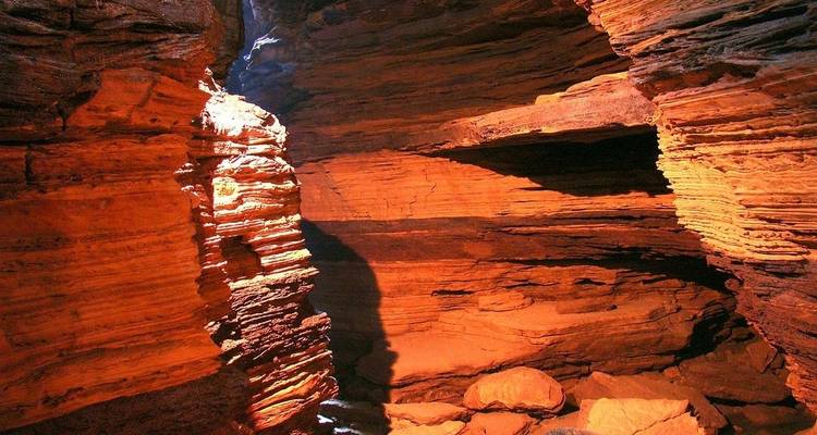Felsformationen in einer Höhle mit sanftem natürlichem Licht.