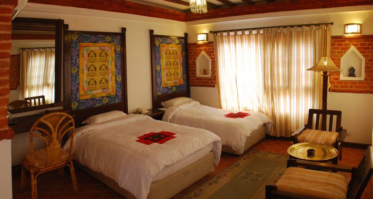 Hotelkamer ingericht met baksteen- en stofpatronen.