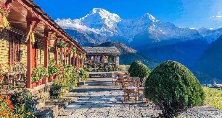 Charmant huisje met de Himalaya-bergen op de achtergrond.