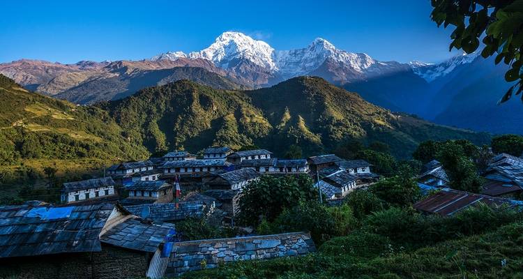 Dorp met bergachtige achtergrond.