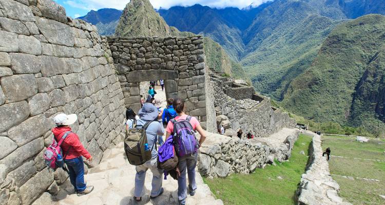 Toeristen die de oude Inca-ruïnes van Machu Picchu verkennen.