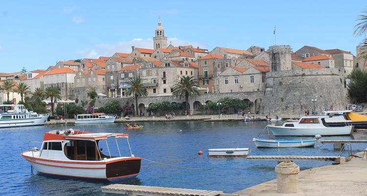 Un pueblo costero con barcos en el puerto.