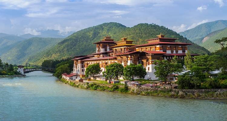 Punakha Dzong bij de rivier met bergen op de achtergrond.