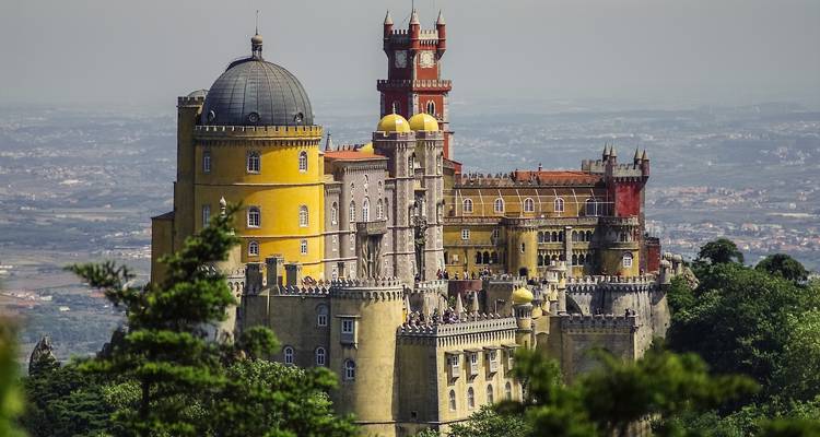 Bunte Palastarchitektur in einer bergigen Gegend.