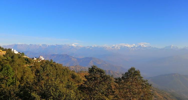 Sneeuwbedekte Himalaya bergketen onder een heldere hemel.