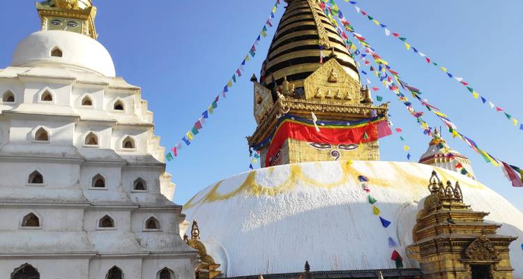 Stupa's met gebedsvlaggen in Kathmandu.