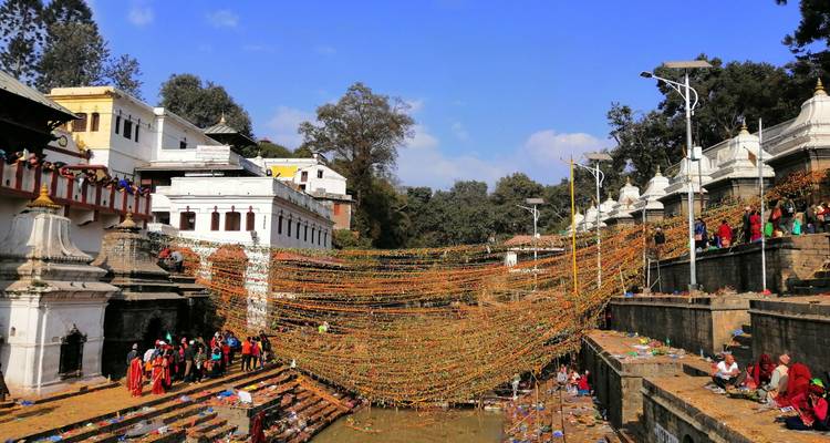 Zeremonielle Stätte mit Menschen, geschmückt mit Ringelblumen.