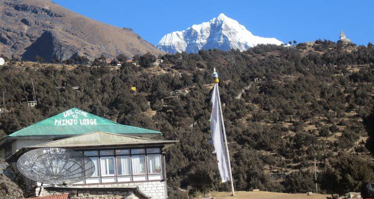 Vue de montagne avec des bâtiments au premier plan.