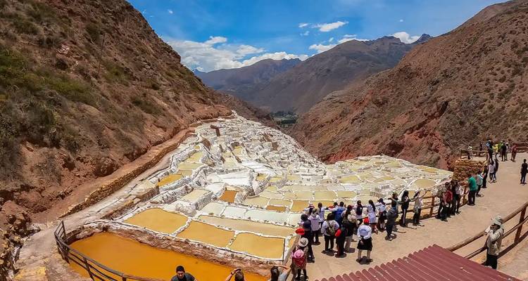 Los turistas observan las salinas escalonadas de Maras ubicadas en el valle andino.