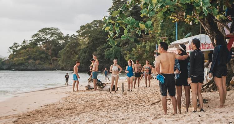 Mensen die socialiseren op een druk strand.