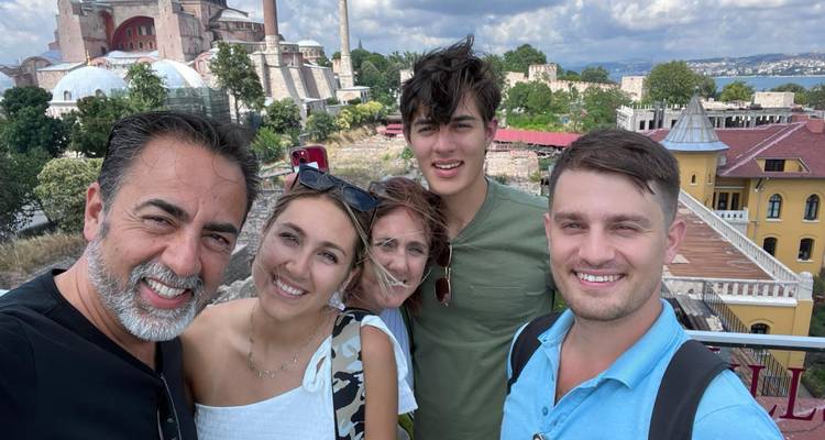 Foto grupal con personas sonriendo con la Hagia Sophia de fondo.