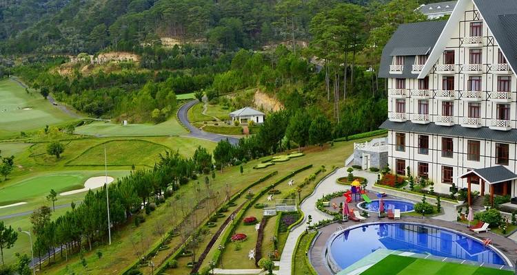 Resort mit Golfplatz und Pool, umgeben von Grün.