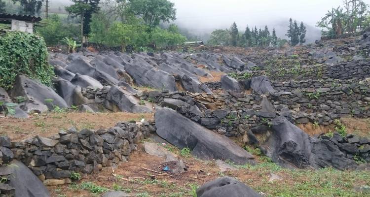 Schilderachtig landschap met rotsachtig terrein en vegetatie.