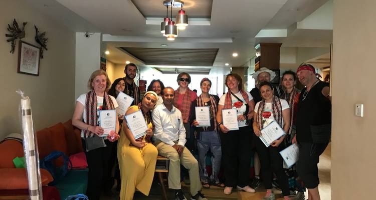 Groupe de personnes tenant des certificats dans une pièce.