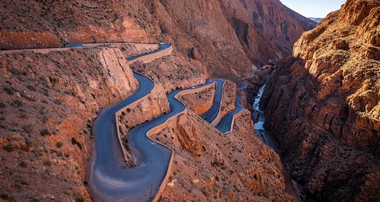 Gewundene Straße durch rotes Felsgelände.