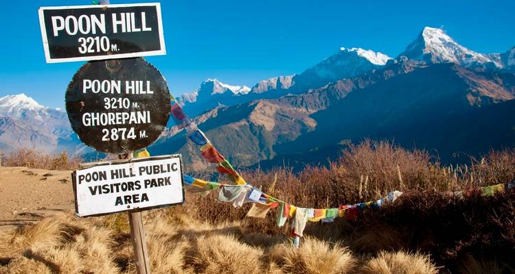 Poon Hill-Schild mit Bergen im Hintergrund