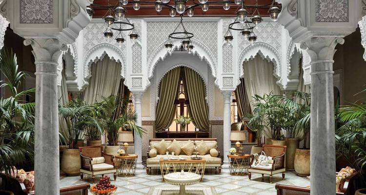 Luxueuze Marokkaanse binnenplaats met elegante zitplaatsen en decoratie.