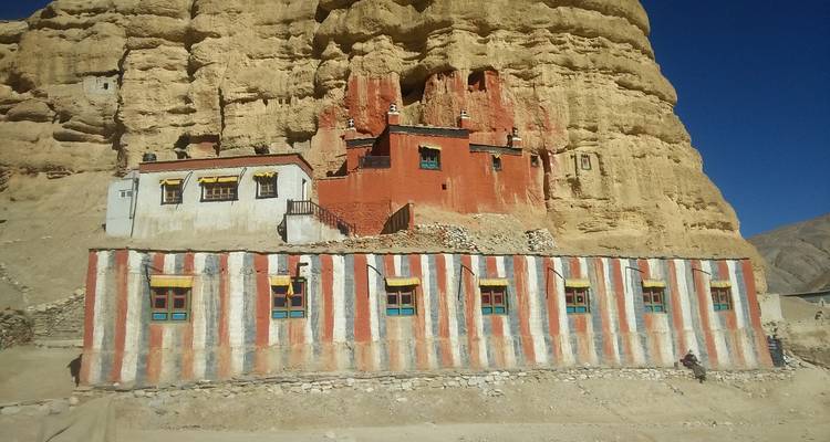 Felsenfassade mit hineingebauten bemalten Strukturen.